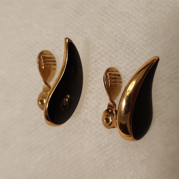Vintage 1980s Monet Black Enamel and Gold-Tone Teardrop Clip On Earrings - Picture 4 of 11
